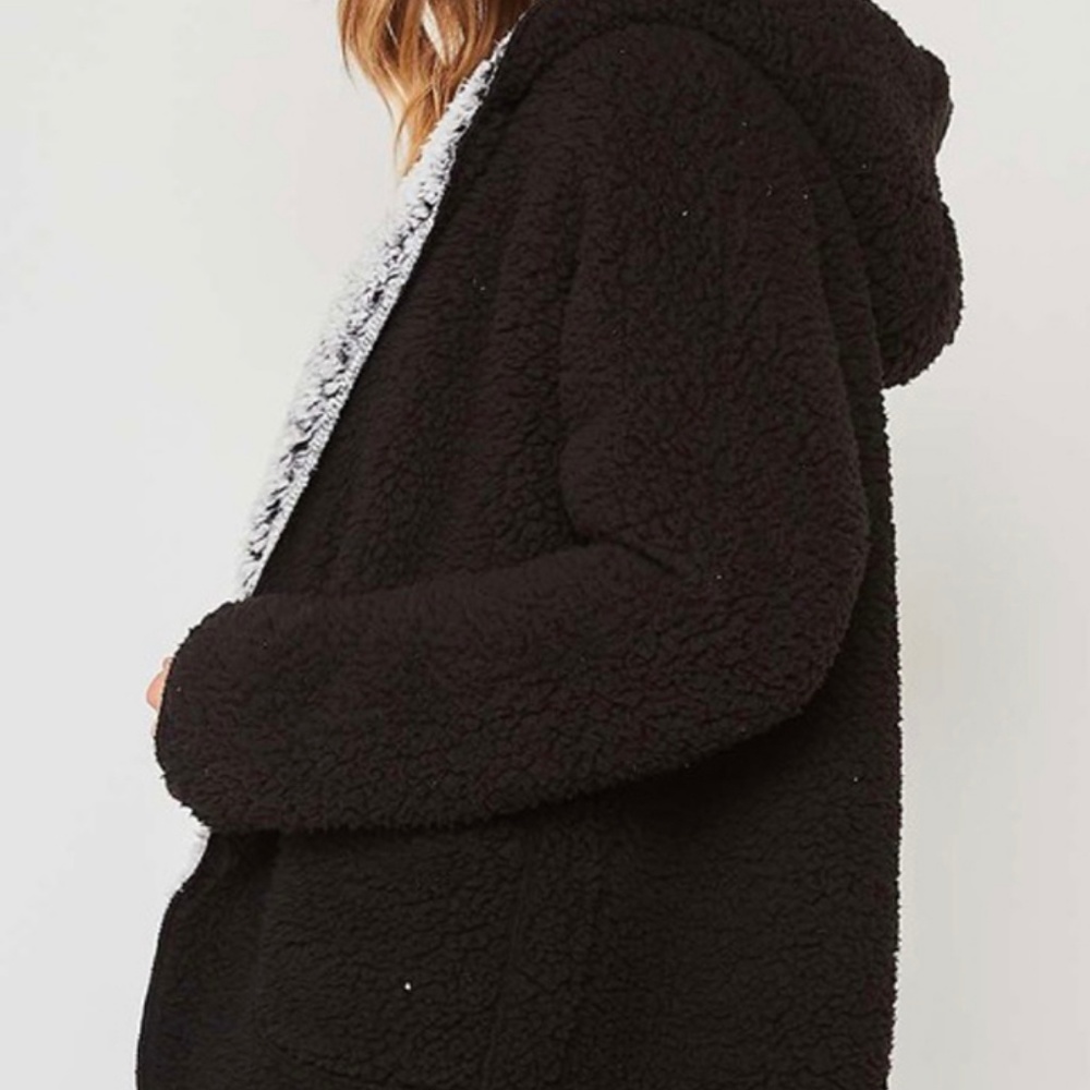 BEAUTIFUL REVERSIBLE BLACK / GRAY SHERPA COAT - Picture 3 of 5